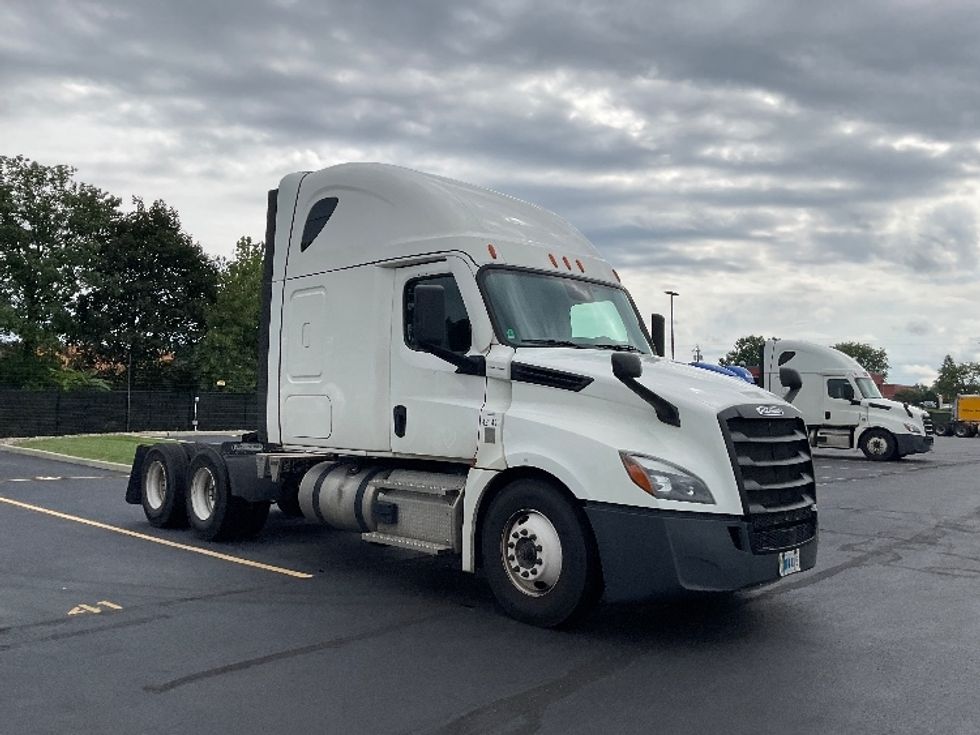 Sleeper Tractor-Heavy Duty Tractors-Freightliner-2022-T12664ST-Akron-OH-567,895\n\t\tmiles-$ 72,000 - Image 1