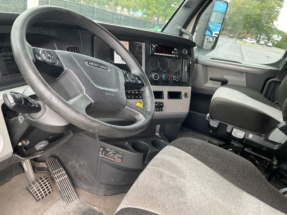 Sleeper Tractor-Heavy Duty Tractors-Freightliner-2022-T12664ST-Akron-OH-567,895\n\t\tmiles-$ 72,000 - Image 10