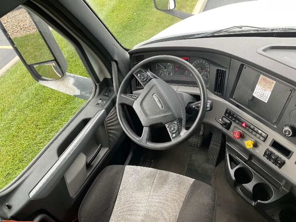 Sleeper Tractor-Heavy Duty Tractors-Freightliner-2022-T12664ST-Akron-OH-567,895\n\t\tmiles-$ 72,000 - Image 11