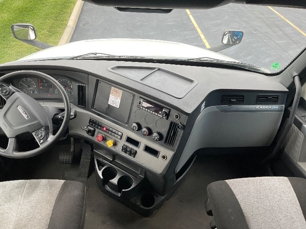 Sleeper Tractor-Heavy Duty Tractors-Freightliner-2022-T12664ST-Akron-OH-567,895\n\t\tmiles-$ 72,000 - Image 12