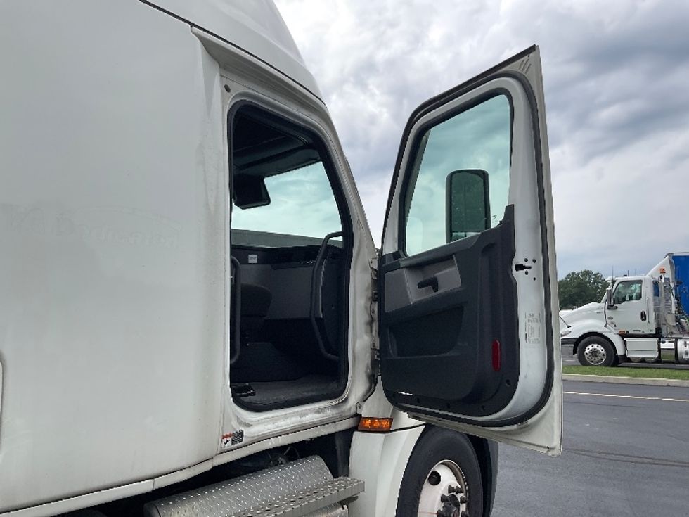 Sleeper Tractor-Heavy Duty Tractors-Freightliner-2022-T12664ST-Akron-OH-567,895\n\t\tmiles-$ 72,000 - Image 13