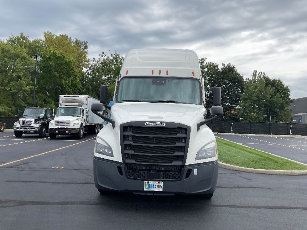 Sleeper Tractor-Heavy Duty Tractors-Freightliner-2022-T12664ST-Akron-OH-567,895\n\t\tmiles-$ 72,000 - Image 2