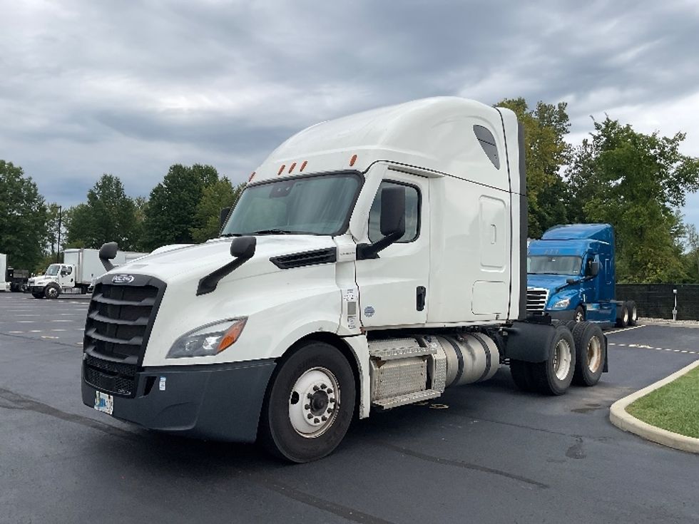 Sleeper Tractor-Heavy Duty Tractors-Freightliner-2022-T12664ST-Akron-OH-567,895\n\t\tmiles-$ 72,000 - Image 3