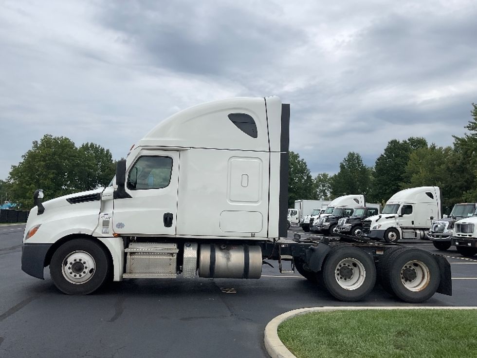 Sleeper Tractor-Heavy Duty Tractors-Freightliner-2022-T12664ST-Akron-OH-567,895\n\t\tmiles-$ 72,000 - Image 4