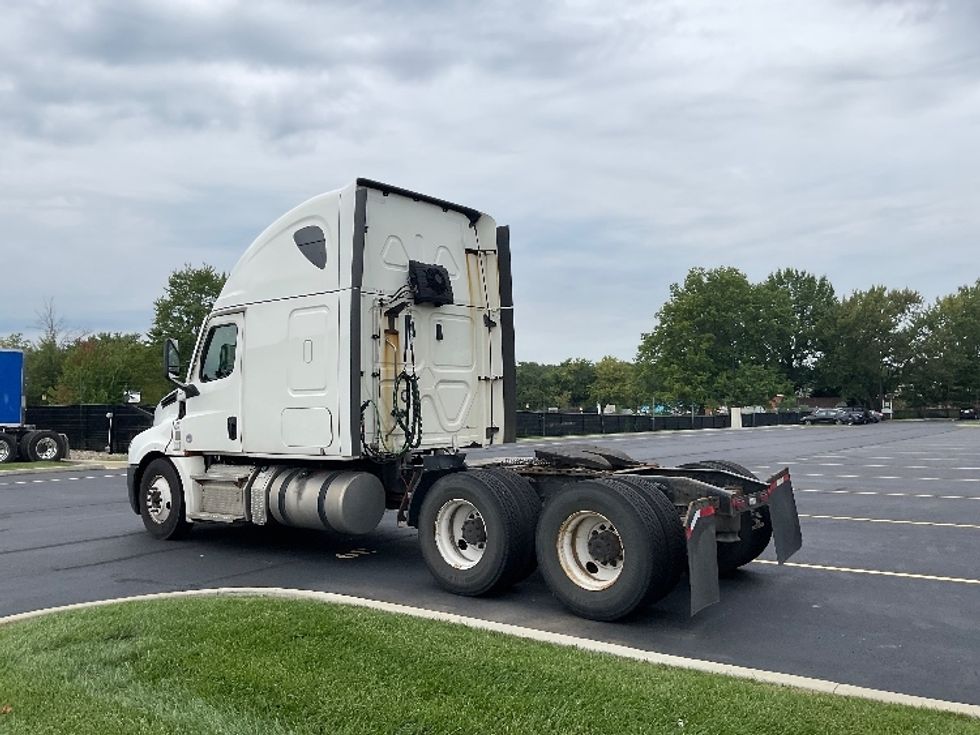 Sleeper Tractor-Heavy Duty Tractors-Freightliner-2022-T12664ST-Akron-OH-567,895\n\t\tmiles-$ 72,000 - Image 5