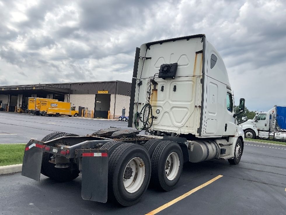 Sleeper Tractor-Heavy Duty Tractors-Freightliner-2022-T12664ST-Akron-OH-567,895\n\t\tmiles-$ 72,000 - Image 7