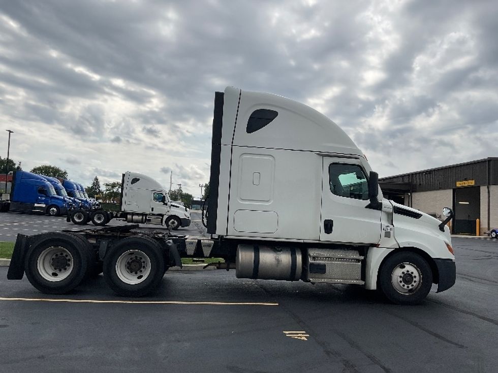 Sleeper Tractor-Heavy Duty Tractors-Freightliner-2022-T12664ST-Akron-OH-567,895\n\t\tmiles-$ 72,000 - Image 8