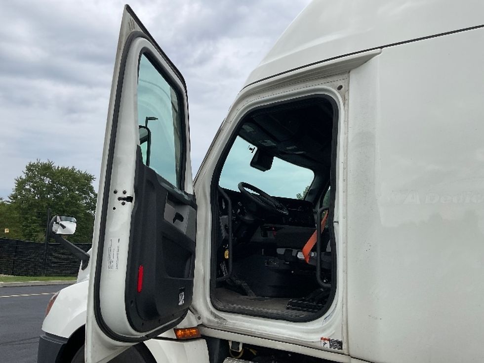Sleeper Tractor-Heavy Duty Tractors-Freightliner-2022-T12664ST-Akron-OH-567,895\n\t\tmiles-$ 72,000 - Image 9