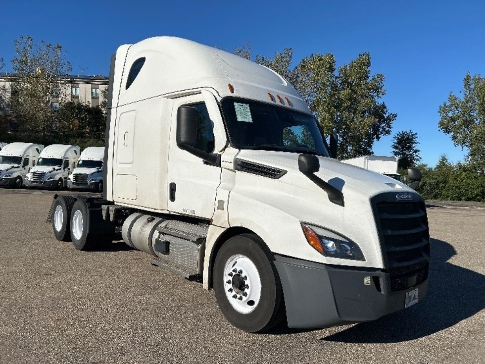Sleeper Tractor-Heavy Duty Tractors-Freightliner-2022-T12664ST-Akron-OH-579,384\n\t\tmiles-$ 72,000 - Image 1