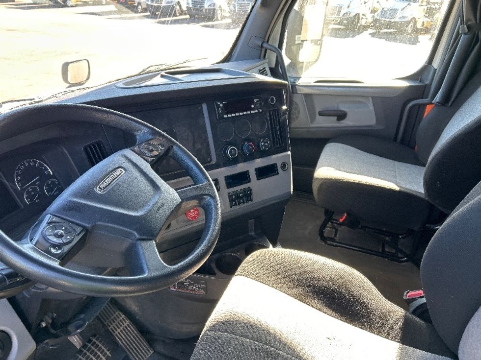 Sleeper Tractor-Heavy Duty Tractors-Freightliner-2022-T12664ST-Akron-OH-579,384\n\t\tmiles-$ 72,000 - Image 10