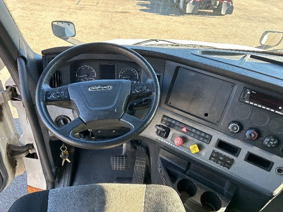Sleeper Tractor-Heavy Duty Tractors-Freightliner-2022-T12664ST-Akron-OH-579,384\n\t\tmiles-$ 72,000 - Image 11