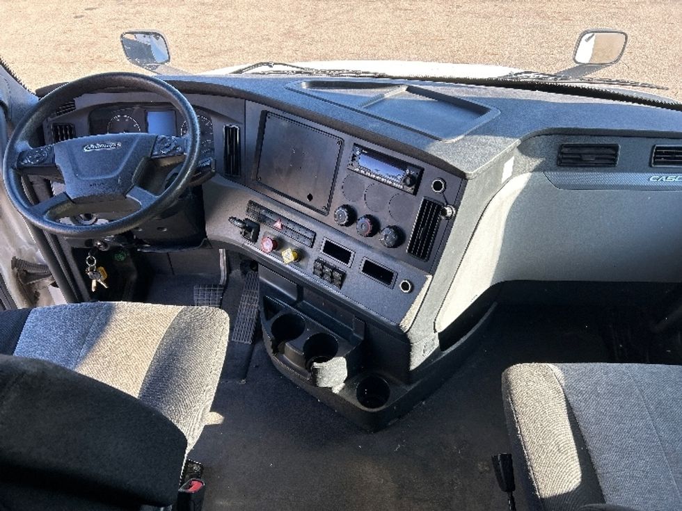 Sleeper Tractor-Heavy Duty Tractors-Freightliner-2022-T12664ST-Akron-OH-579,384\n\t\tmiles-$ 72,000 - Image 12