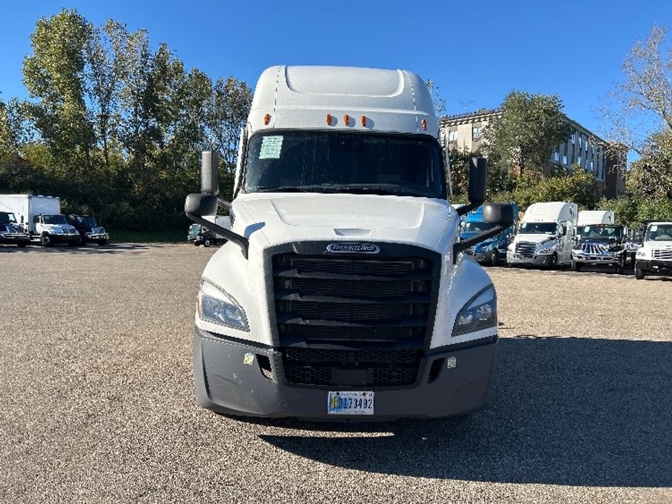 Sleeper Tractor-Heavy Duty Tractors-Freightliner-2022-T12664ST-Akron-OH-579,384\n\t\tmiles-$ 72,000 - Image 2