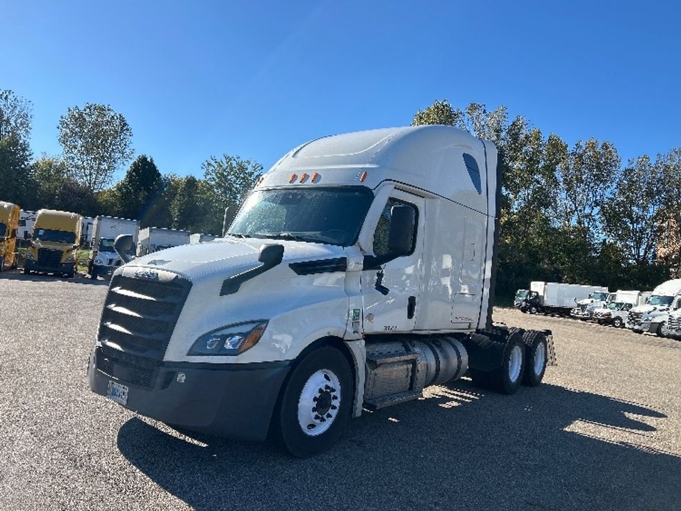 Sleeper Tractor-Heavy Duty Tractors-Freightliner-2022-T12664ST-Akron-OH-579,384\n\t\tmiles-$ 72,000 - Image 3