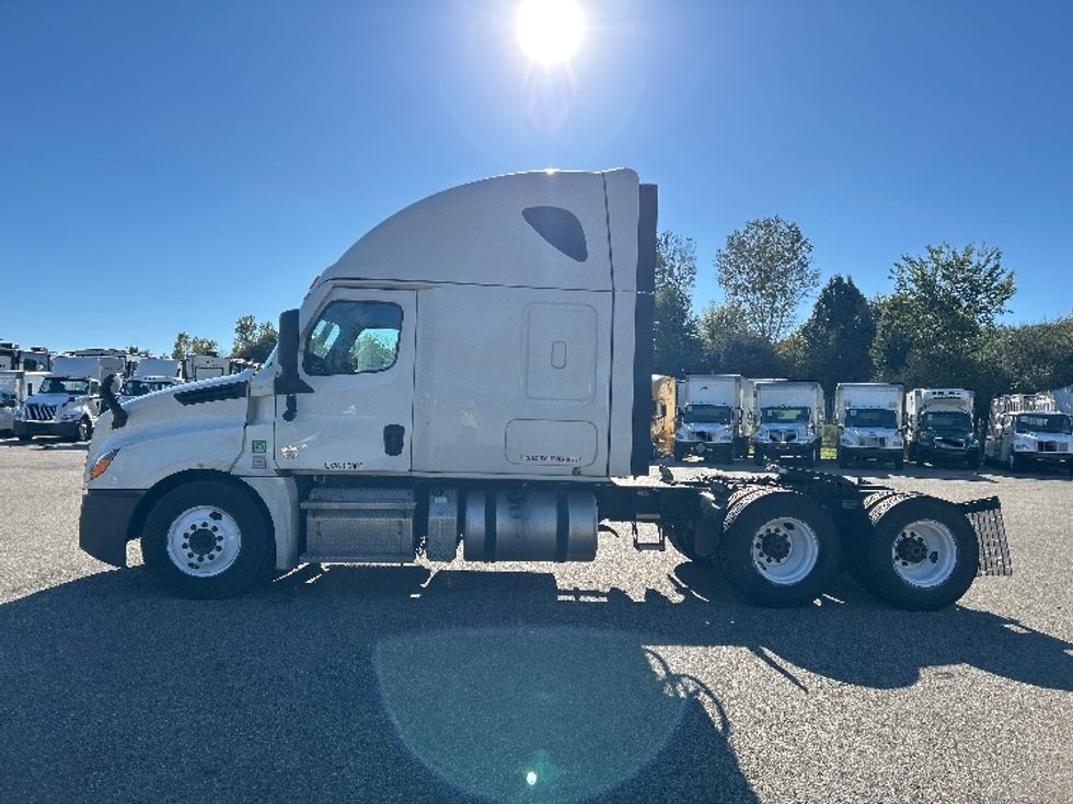 Sleeper Tractor-Heavy Duty Tractors-Freightliner-2022-T12664ST-Akron-OH-579,384\n\t\tmiles-$ 72,000 - Image 4