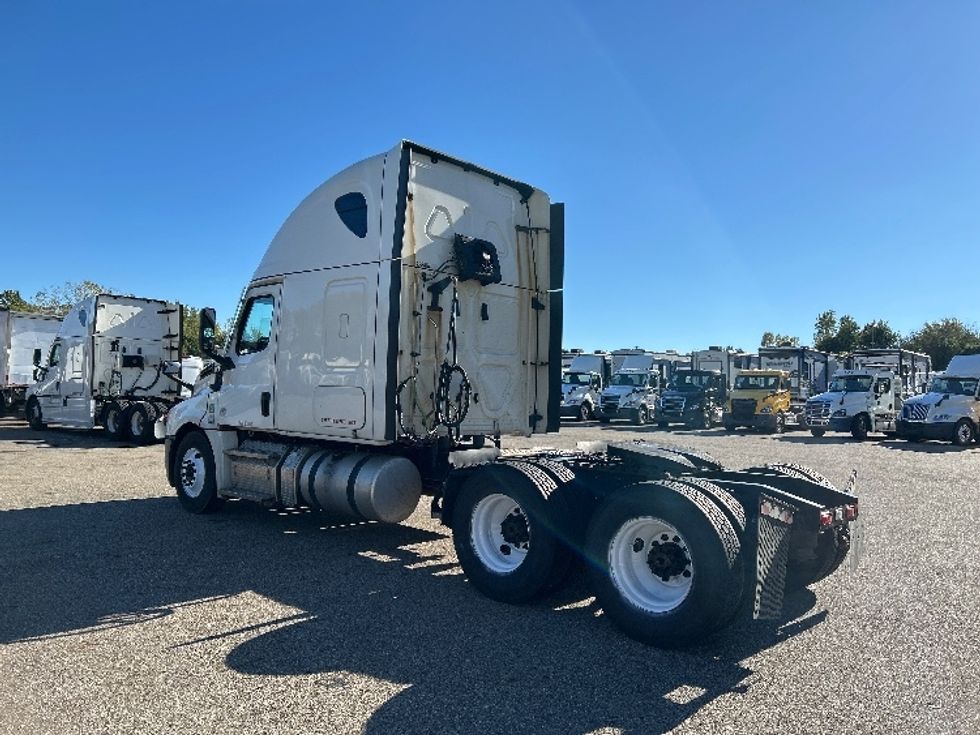 Sleeper Tractor-Heavy Duty Tractors-Freightliner-2022-T12664ST-Akron-OH-579,384\n\t\tmiles-$ 72,000 - Image 5