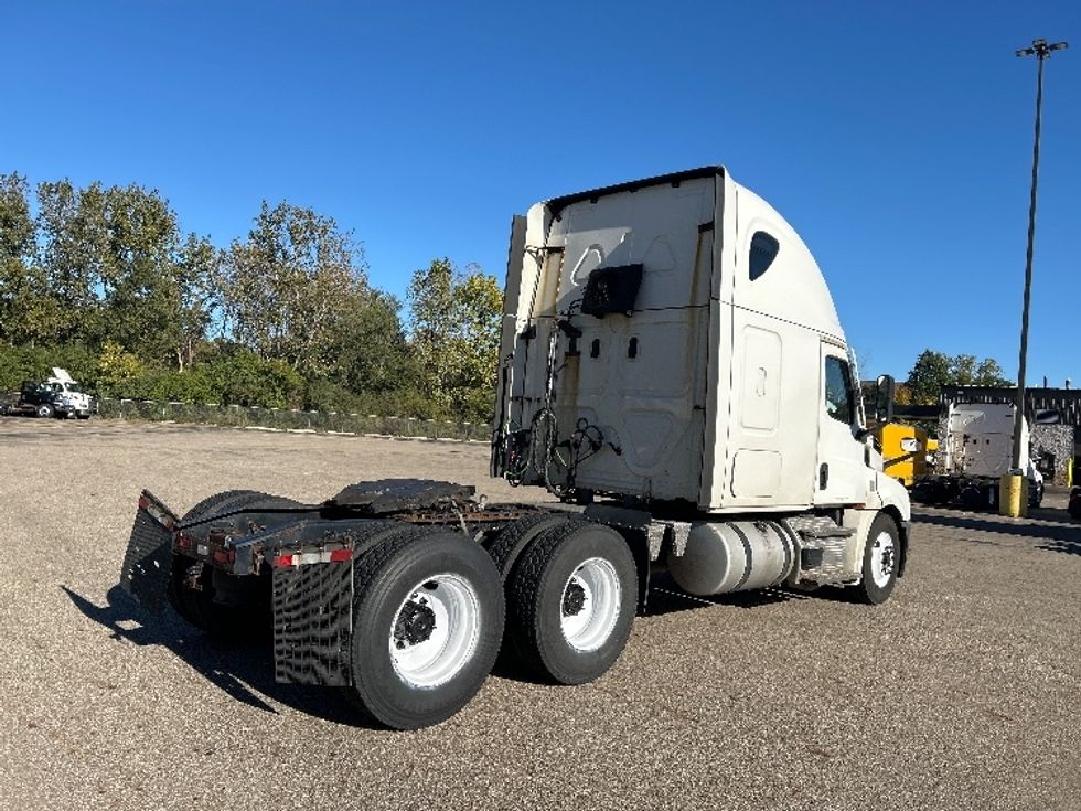 Sleeper Tractor-Heavy Duty Tractors-Freightliner-2022-T12664ST-Akron-OH-579,384\n\t\tmiles-$ 72,000 - Image 7