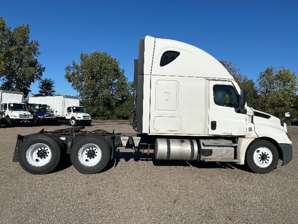Sleeper Tractor-Heavy Duty Tractors-Freightliner-2022-T12664ST-Akron-OH-579,384\n\t\tmiles-$ 72,000 - Image 8