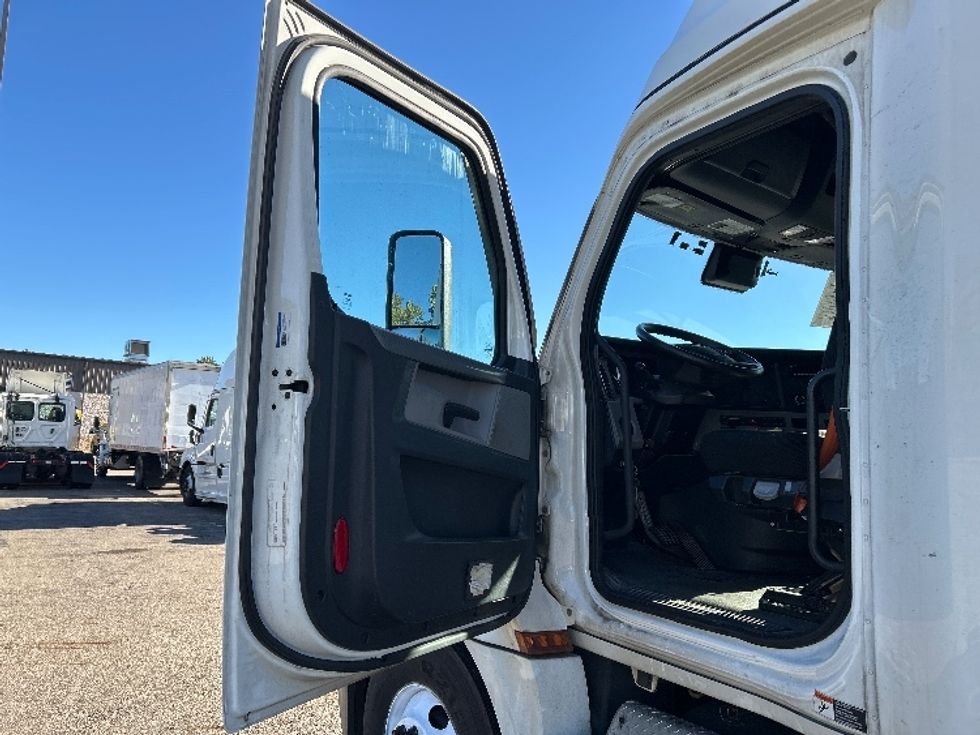 Sleeper Tractor-Heavy Duty Tractors-Freightliner-2022-T12664ST-Akron-OH-579,384\n\t\tmiles-$ 72,000 - Image 9