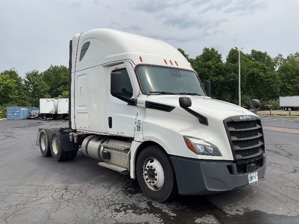 Sleeper Tractor-Heavy Duty Tractors-Freightliner-2022-T12664ST-Akron-OH-579,514\n\t\tmiles-$ 69,250 - Image 1