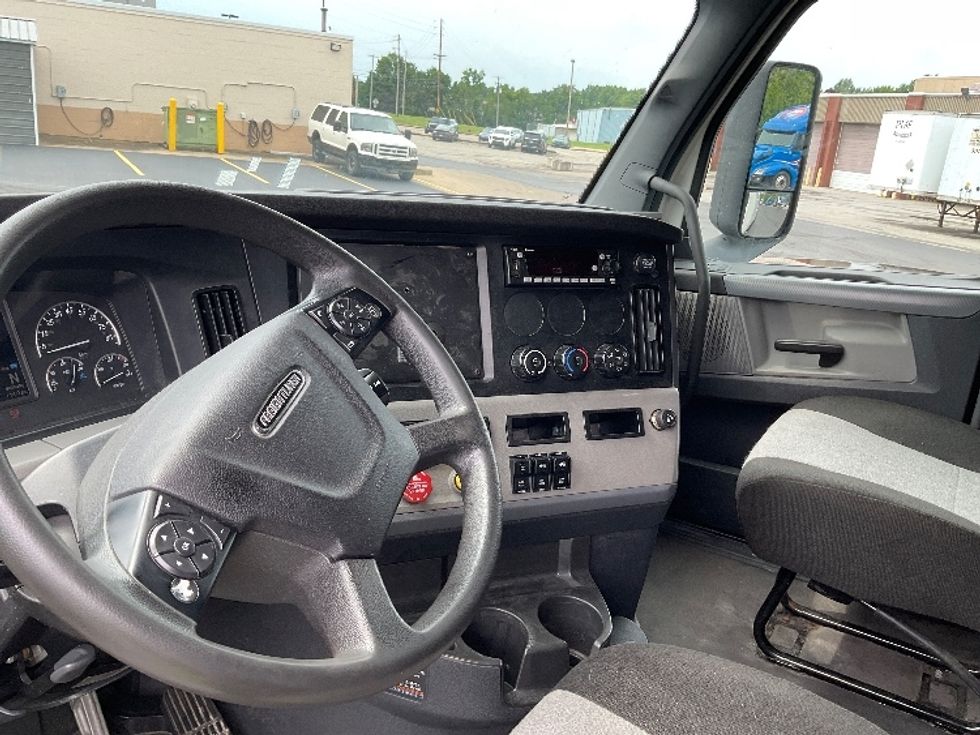 Sleeper Tractor-Heavy Duty Tractors-Freightliner-2022-T12664ST-Akron-OH-579,514\n\t\tmiles-$ 69,250 - Image 10