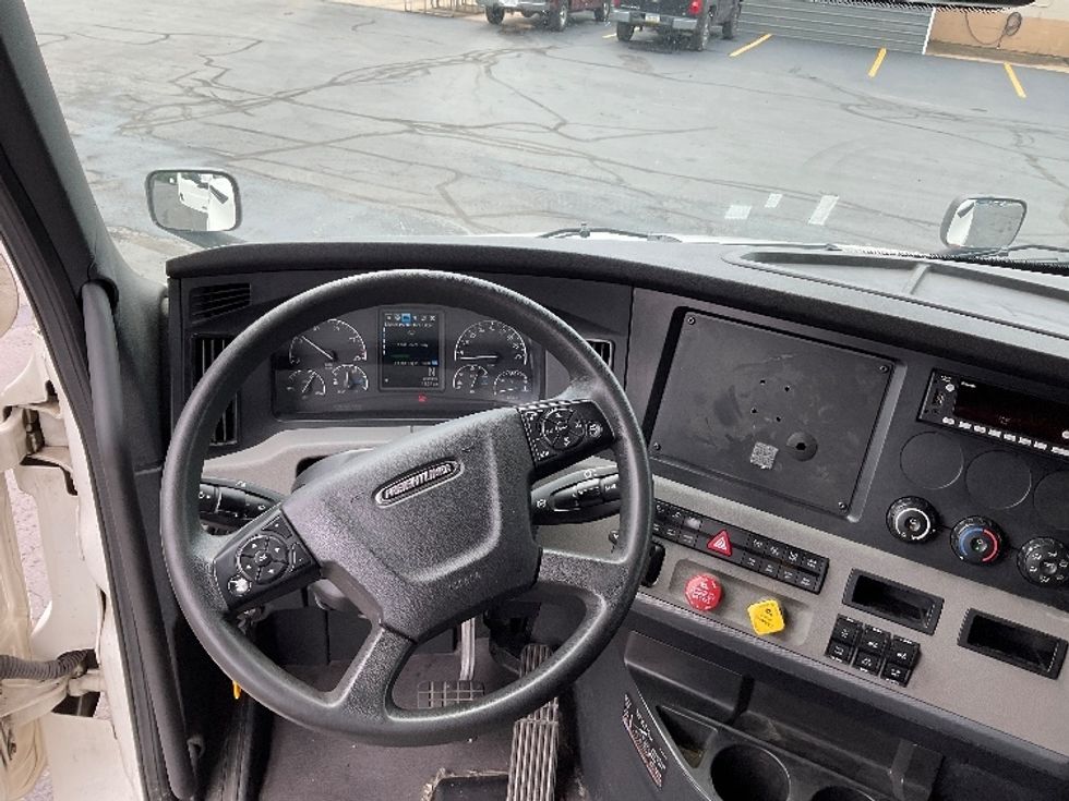 Sleeper Tractor-Heavy Duty Tractors-Freightliner-2022-T12664ST-Akron-OH-579,514\n\t\tmiles-$ 69,250 - Image 11