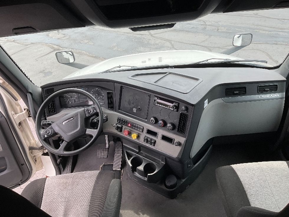 Sleeper Tractor-Heavy Duty Tractors-Freightliner-2022-T12664ST-Akron-OH-579,514\n\t\tmiles-$ 69,250 - Image 12