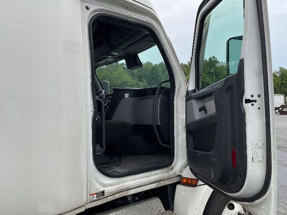 Sleeper Tractor-Heavy Duty Tractors-Freightliner-2022-T12664ST-Akron-OH-579,514\n\t\tmiles-$ 69,250 - Image 13