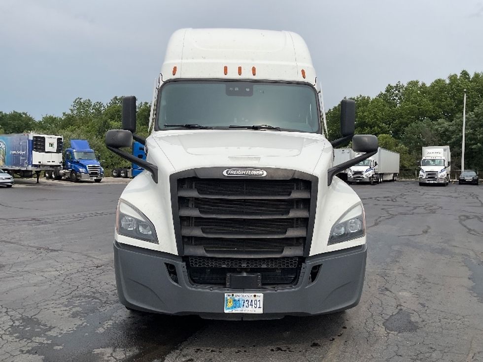 Sleeper Tractor-Heavy Duty Tractors-Freightliner-2022-T12664ST-Akron-OH-579,514\n\t\tmiles-$ 69,250 - Image 2