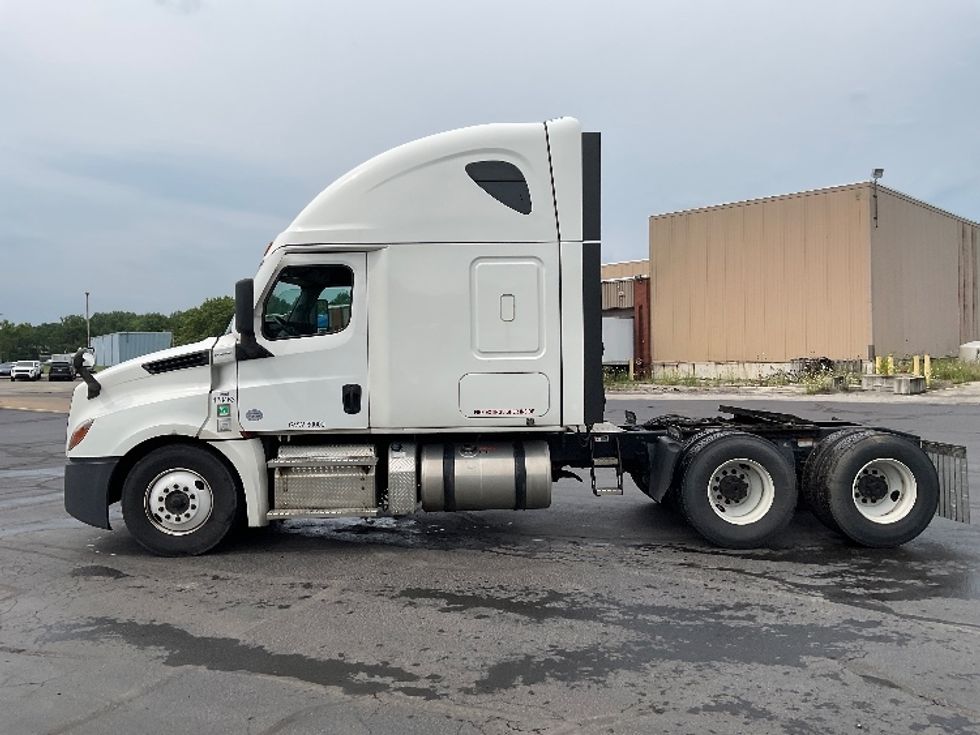 Sleeper Tractor-Heavy Duty Tractors-Freightliner-2022-T12664ST-Akron-OH-579,514\n\t\tmiles-$ 69,250 - Image 4