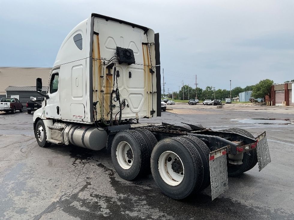 Sleeper Tractor-Heavy Duty Tractors-Freightliner-2022-T12664ST-Akron-OH-579,514\n\t\tmiles-$ 69,250 - Image 5