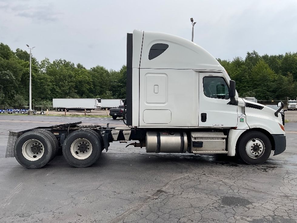 Sleeper Tractor-Heavy Duty Tractors-Freightliner-2022-T12664ST-Akron-OH-579,514\n\t\tmiles-$ 69,250 - Image 8