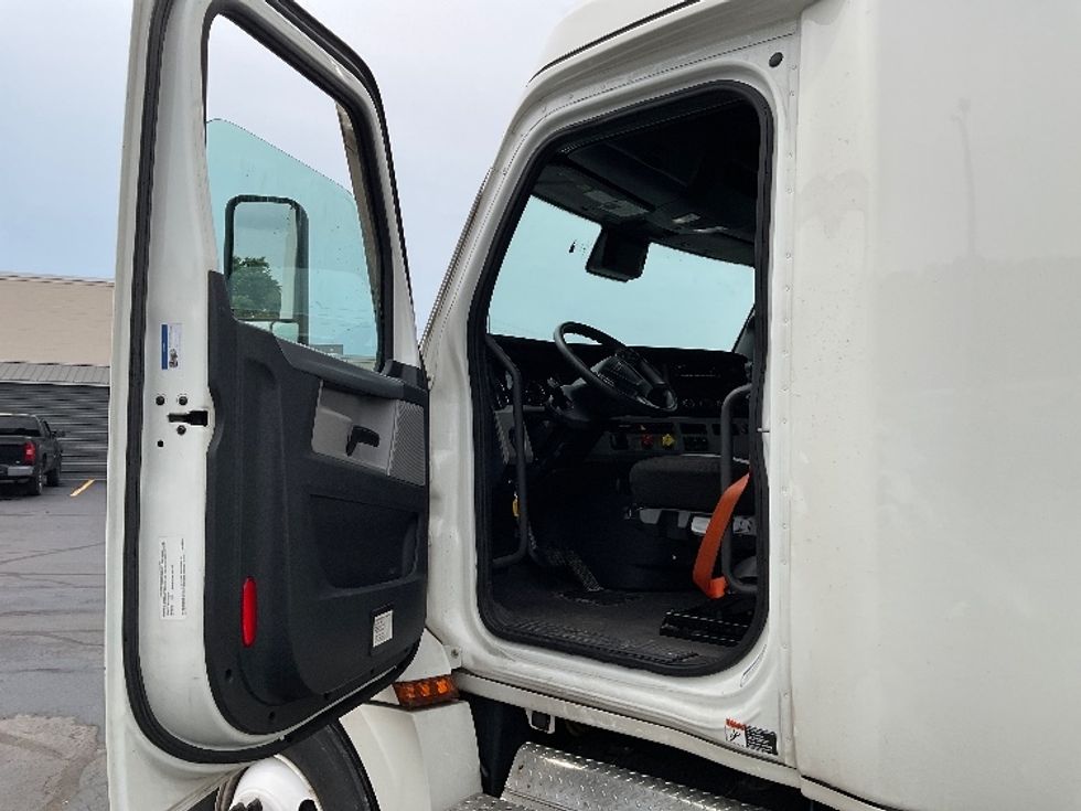 Sleeper Tractor-Heavy Duty Tractors-Freightliner-2022-T12664ST-Akron-OH-579,514\n\t\tmiles-$ 69,250 - Image 9