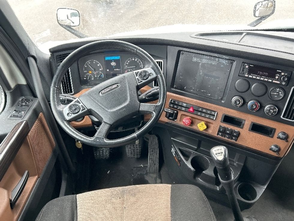 Sleeper Tractor-Heavy Duty Tractors-Freightliner-2022-T12664ST-Akron-OH-688,943\n\t\tmiles-$ 48,250 - Image 11