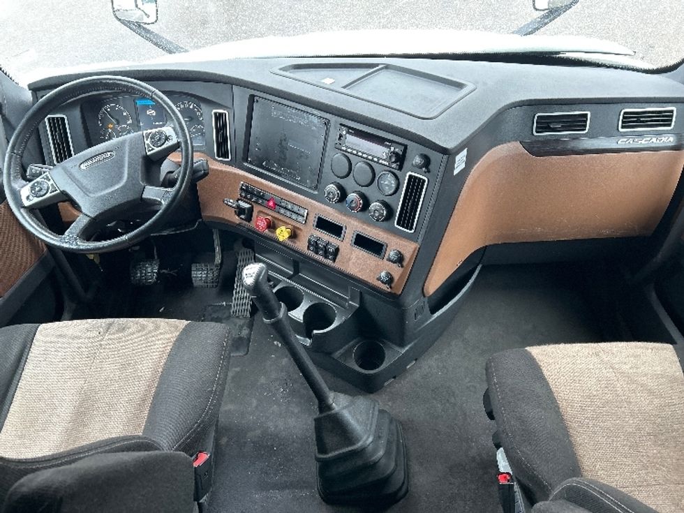 Sleeper Tractor-Heavy Duty Tractors-Freightliner-2022-T12664ST-Akron-OH-688,943\n\t\tmiles-$ 48,250 - Image 12