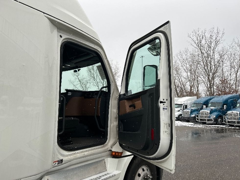 Sleeper Tractor-Heavy Duty Tractors-Freightliner-2022-T12664ST-Akron-OH-688,943\n\t\tmiles-$ 48,250 - Image 13