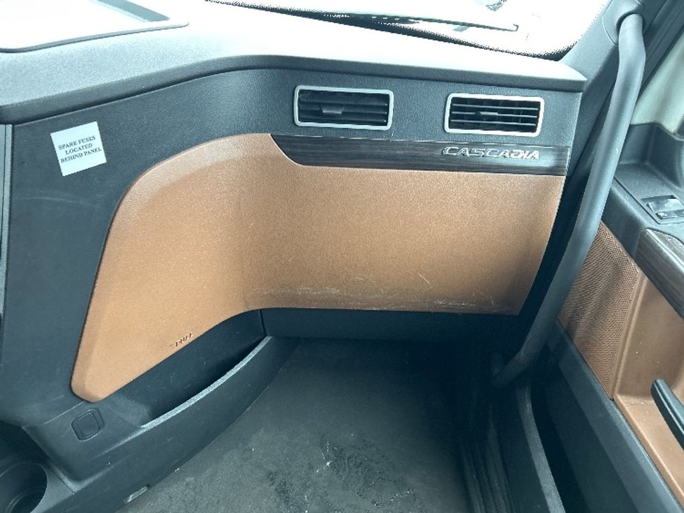 Sleeper Tractor-Heavy Duty Tractors-Freightliner-2022-T12664ST-Akron-OH-688,943\n\t\tmiles-$ 48,250 - Image 14