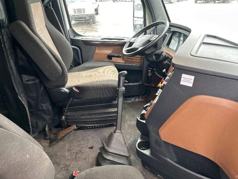 Sleeper Tractor-Heavy Duty Tractors-Freightliner-2022-T12664ST-Akron-OH-688,943\n\t\tmiles-$ 48,250 - Image 15