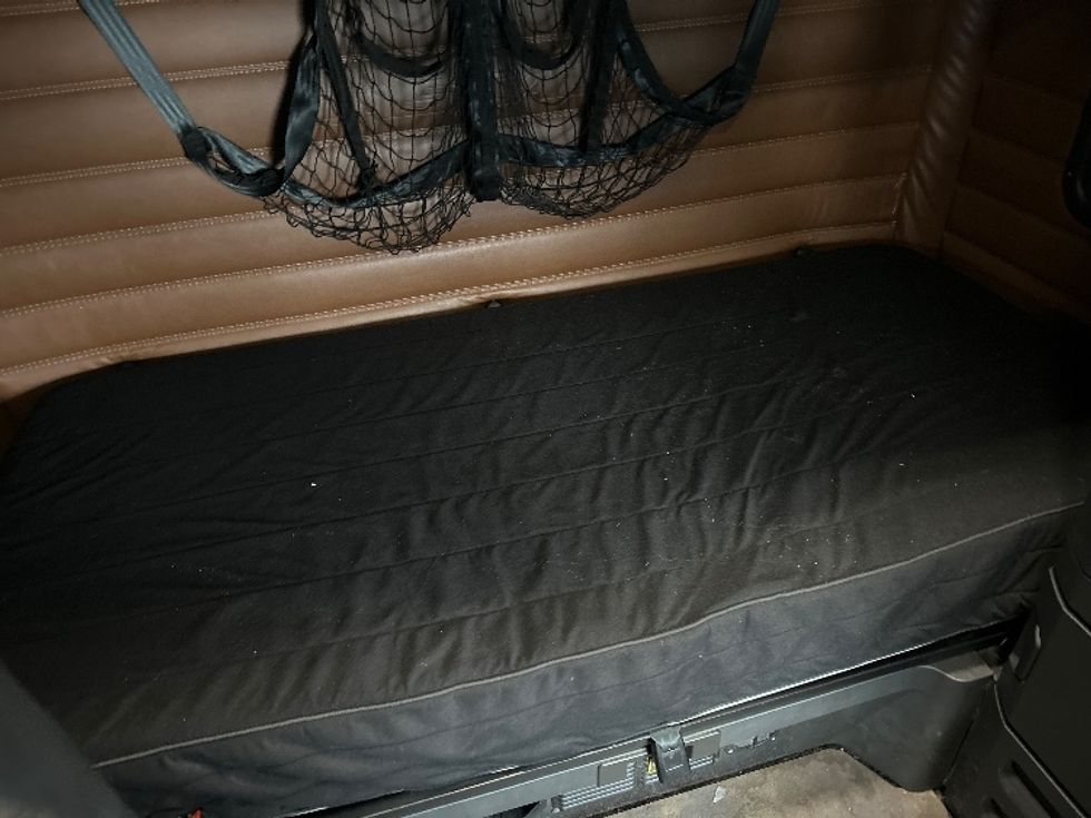 Sleeper Tractor-Heavy Duty Tractors-Freightliner-2022-T12664ST-Akron-OH-688,943\n\t\tmiles-$ 48,250 - Image 17