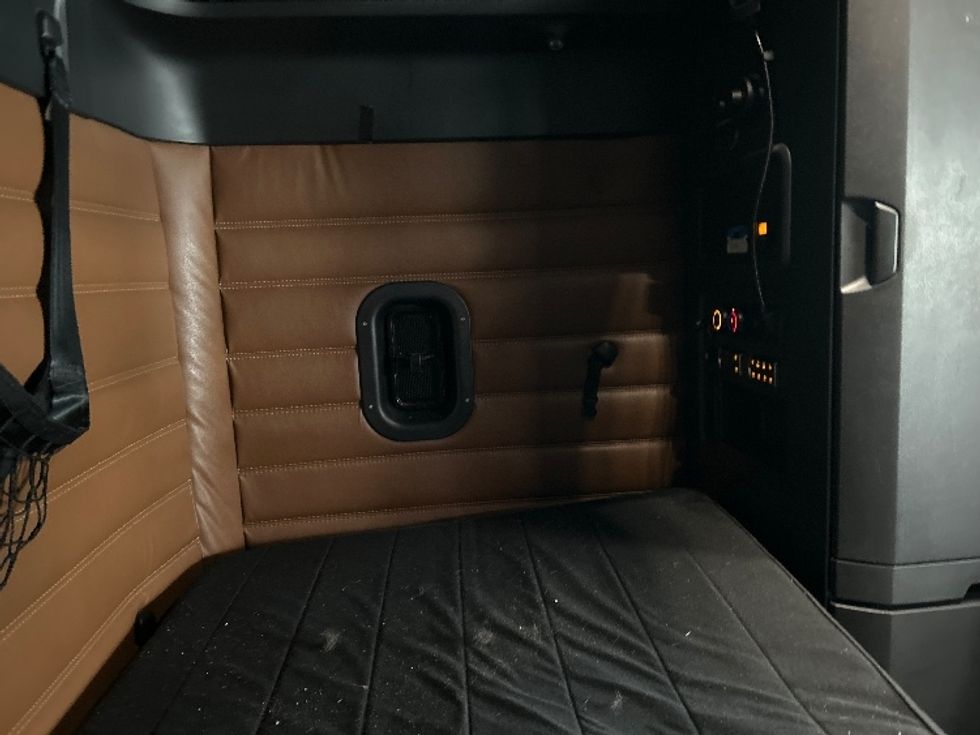 Sleeper Tractor-Heavy Duty Tractors-Freightliner-2022-T12664ST-Akron-OH-688,943\n\t\tmiles-$ 48,250 - Image 18