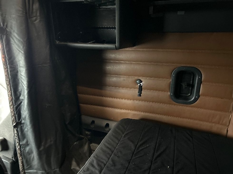 Sleeper Tractor-Heavy Duty Tractors-Freightliner-2022-T12664ST-Akron-OH-688,943\n\t\tmiles-$ 48,250 - Image 19