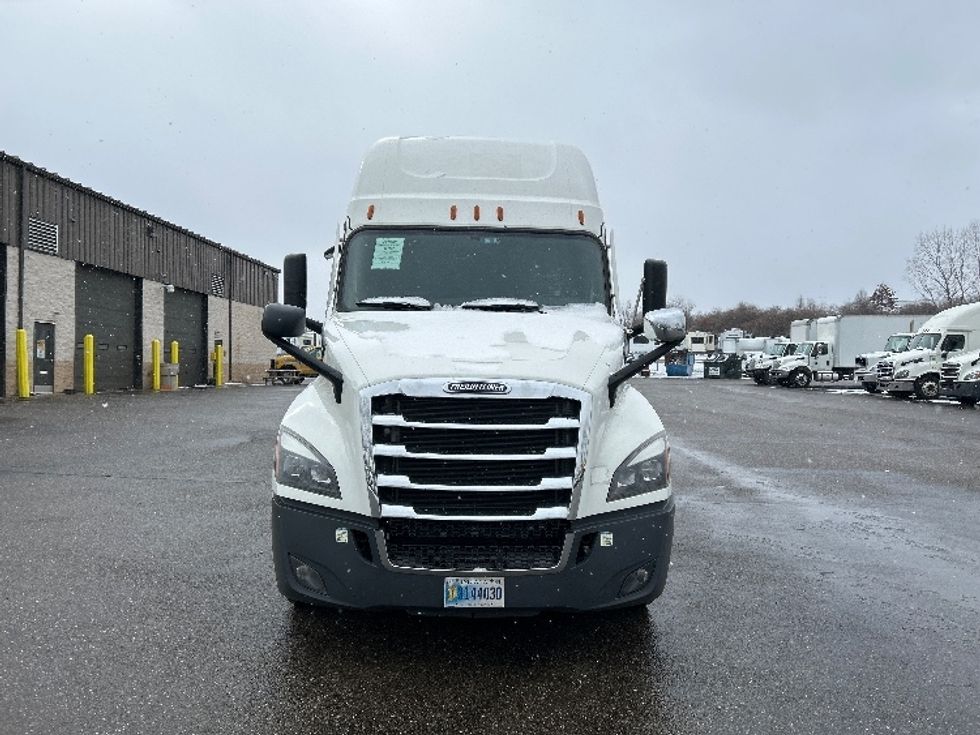 Sleeper Tractor-Heavy Duty Tractors-Freightliner-2022-T12664ST-Akron-OH-688,943\n\t\tmiles-$ 48,250 - Image 2