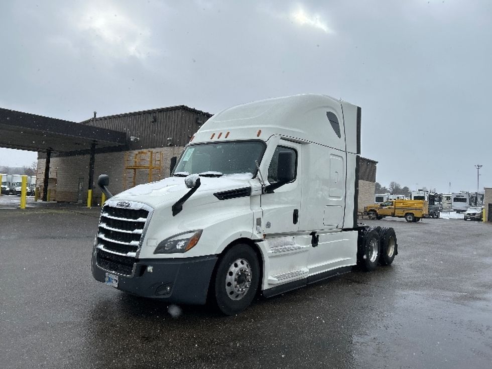 Sleeper Tractor-Heavy Duty Tractors-Freightliner-2022-T12664ST-Akron-OH-688,943\n\t\tmiles-$ 48,250 - Image 3