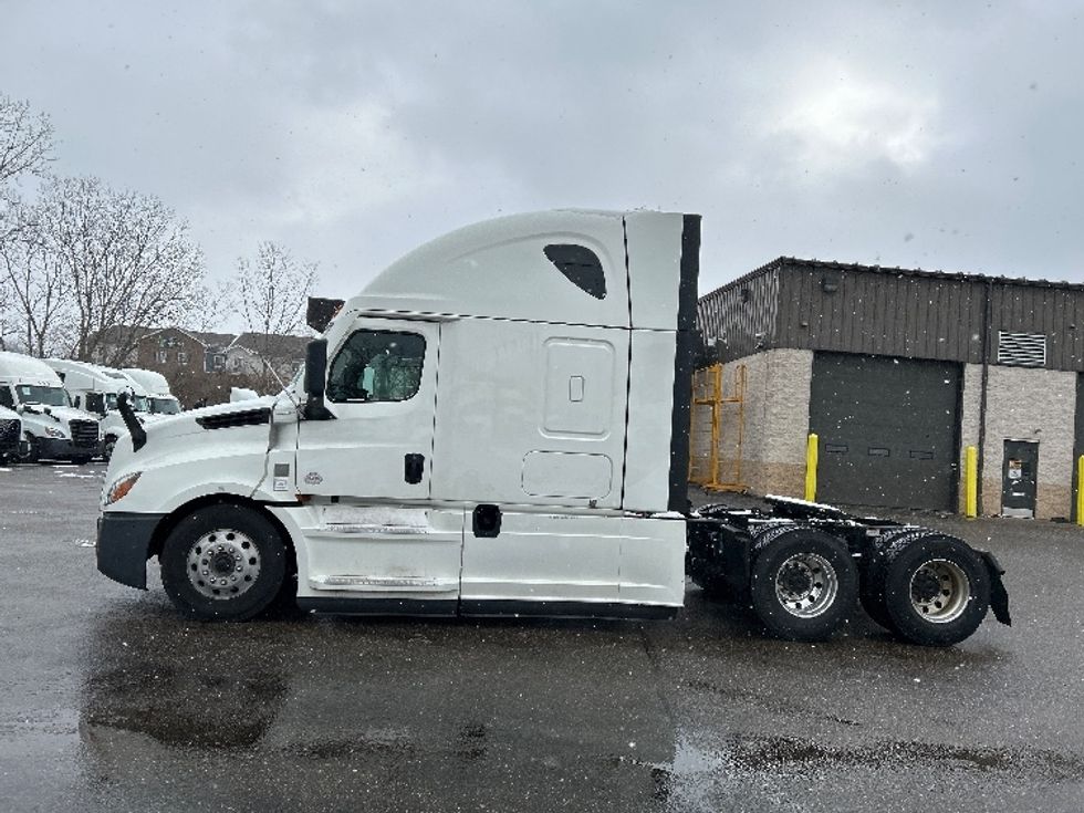 Sleeper Tractor-Heavy Duty Tractors-Freightliner-2022-T12664ST-Akron-OH-688,943\n\t\tmiles-$ 48,250 - Image 4