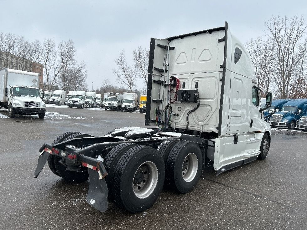 Sleeper Tractor-Heavy Duty Tractors-Freightliner-2022-T12664ST-Akron-OH-688,943\n\t\tmiles-$ 48,250 - Image 7