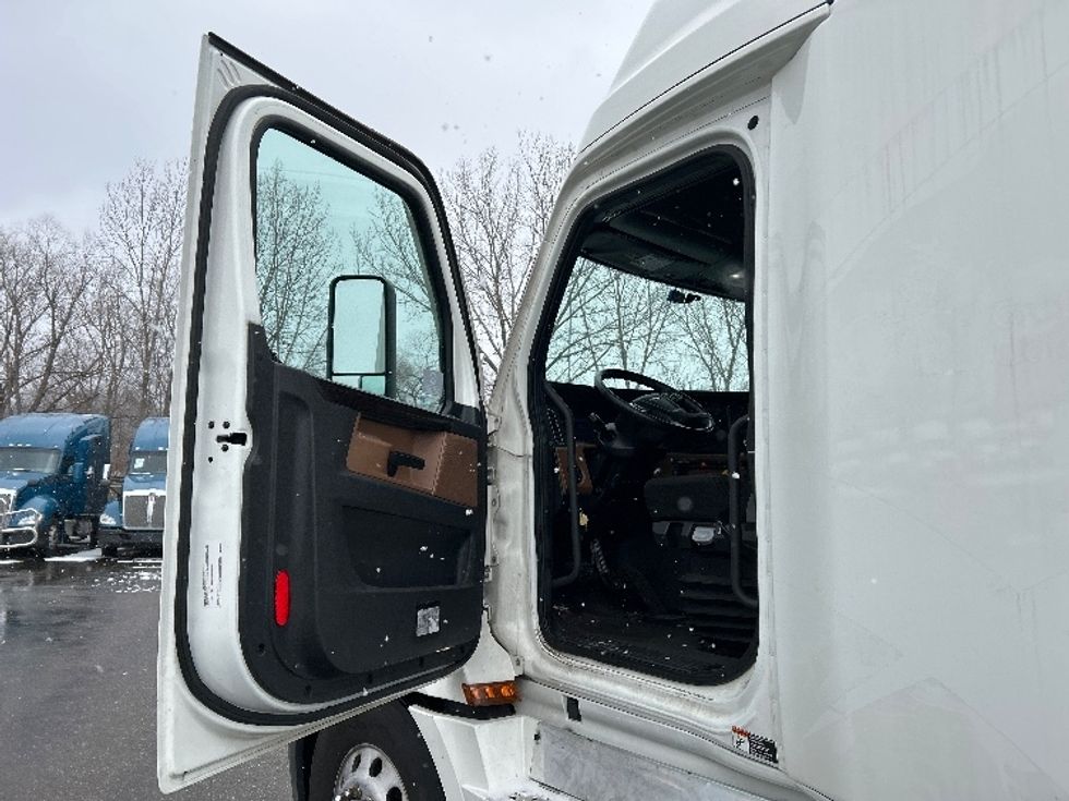 Sleeper Tractor-Heavy Duty Tractors-Freightliner-2022-T12664ST-Akron-OH-688,943\n\t\tmiles-$ 48,250 - Image 9