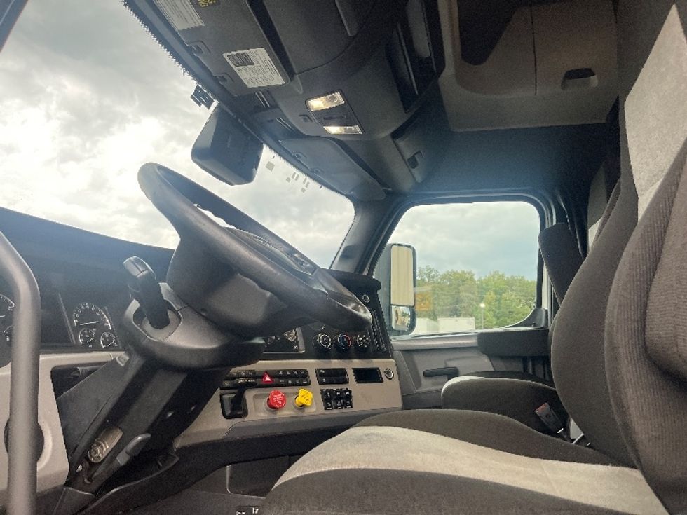 Sleeper Tractor-Heavy Duty Tractors-Freightliner-2022-T12664ST-Alabaster-AL-437,199\n\t\tmiles-$ 78,250 - Image 10
