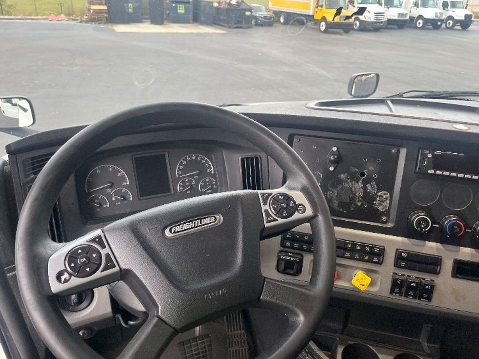Sleeper Tractor-Heavy Duty Tractors-Freightliner-2022-T12664ST-Alabaster-AL-437,199\n\t\tmiles-$ 78,250 - Image 11