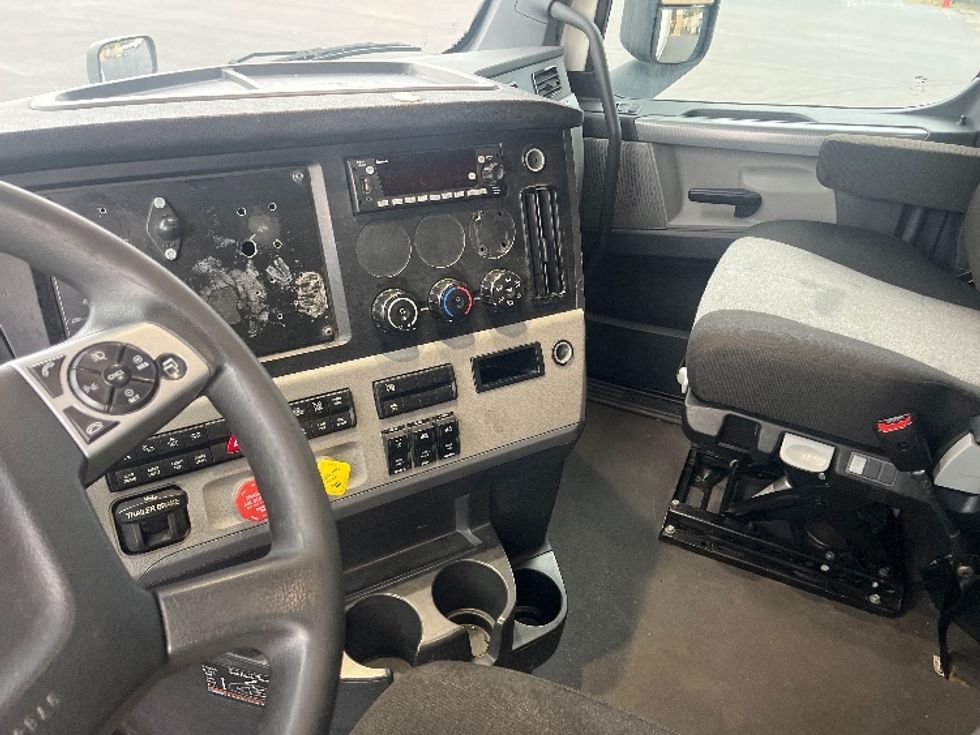 Sleeper Tractor-Heavy Duty Tractors-Freightliner-2022-T12664ST-Alabaster-AL-437,199\n\t\tmiles-$ 78,250 - Image 12
