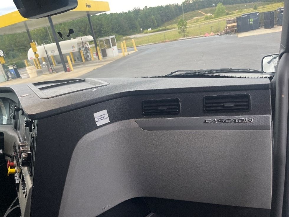 Sleeper Tractor-Heavy Duty Tractors-Freightliner-2022-T12664ST-Alabaster-AL-437,199\n\t\tmiles-$ 78,250 - Image 14